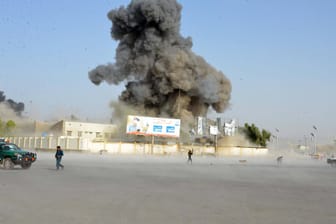 Aufnahmen von einem Anschlag in Afghanistan: Immer wieder erschüttern Explosionen das Land am Hindukusch. Nun ruft die Taliban erneut zur Gewalt auf – zur Wehr gegen die Präsidentschaftswahlen Ende September.