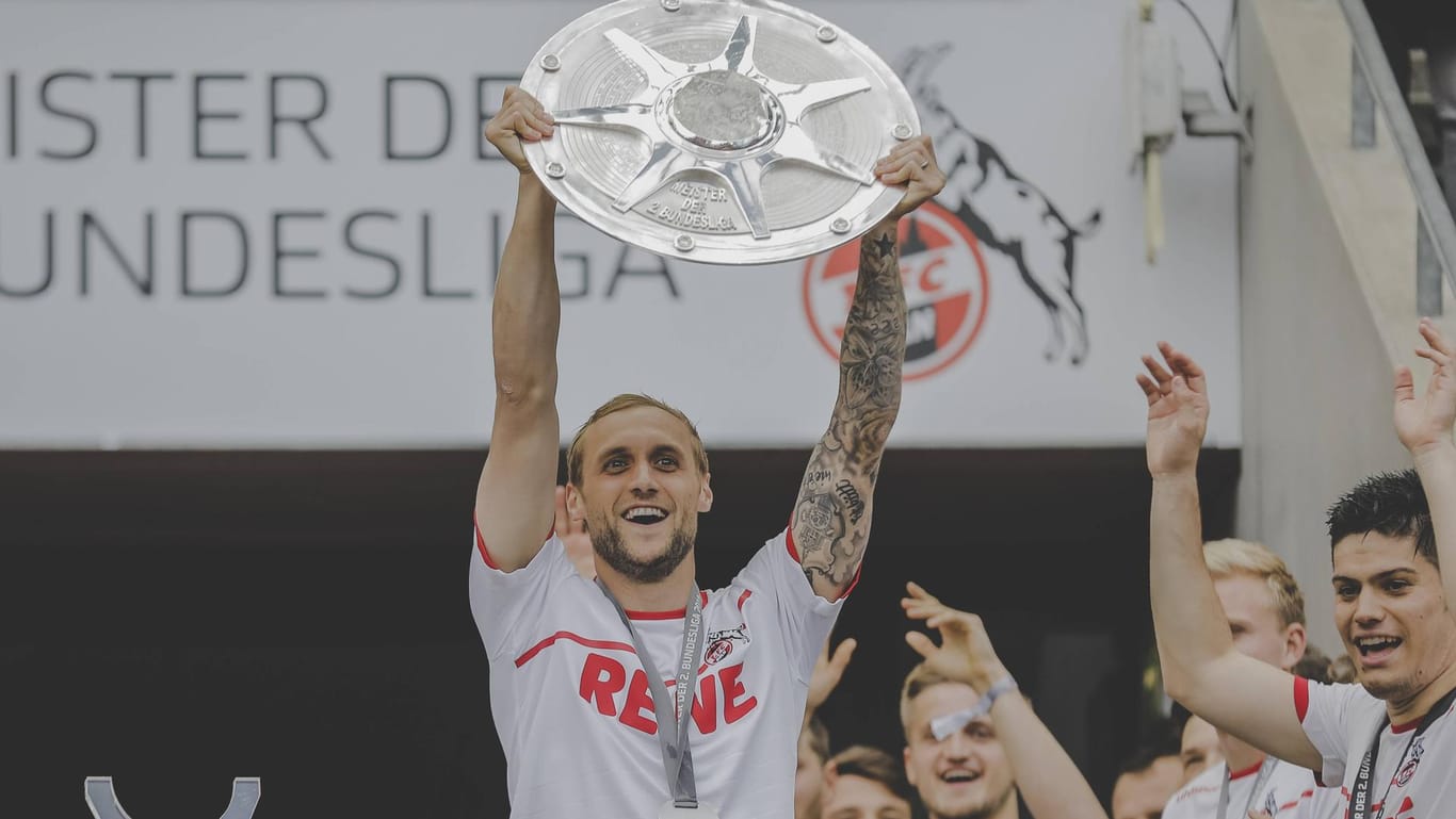 Marcel Risse beendete die Vorsaison mit Köln auf Platz eins der 2. Bundesliga. Natürlich präsentierte auch er die Meisterschale.
