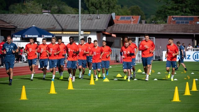 Die Spieler vom FC Bayern am Tegernsee im Trainingslager beim Warmlaufen.