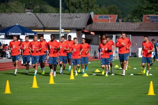 Die Spieler vom FC Bayern am Tegernsee im Trainingslager beim Warmlaufen.