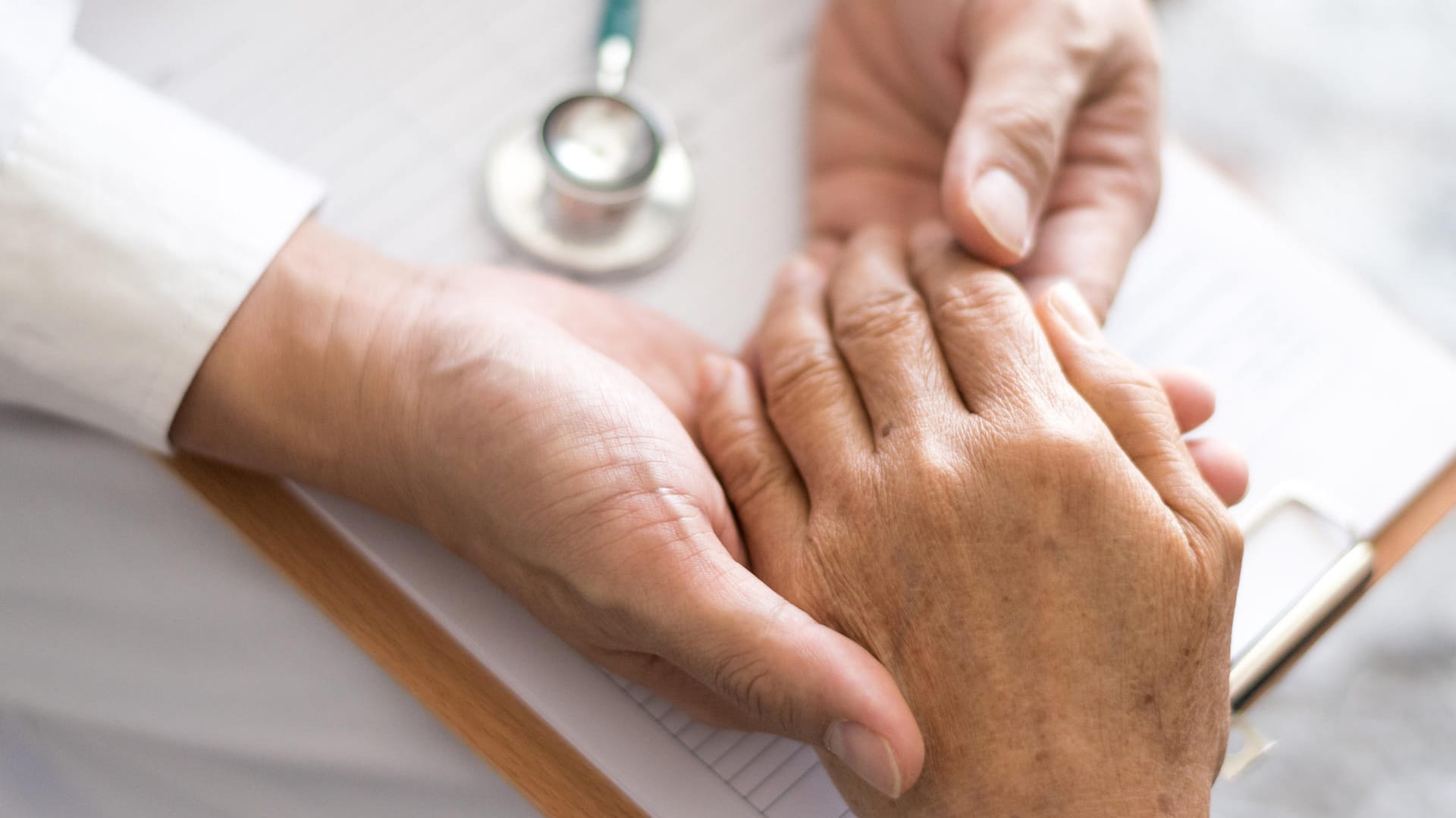 Ein Arzt hält die Hand eines Senioren: Für Senioren ändert sich einiges, sobald sie in Rente gehen. Ein Arzt hält die Hand eines Senioren: Für Senioren ändert sich einiges, sobald sie in Rente gehen.