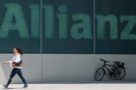 Die Allianz dringt in ein stark umkämpftes Gebiet vor: Europas größter Versicherer bringt in Deutschland eine eigene Handy-App für mobiles Bezahlen auf den Markt.