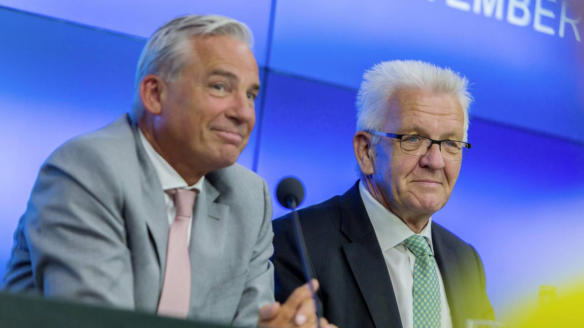 Thomas Strobl (l., CDU) und Winfried Kretschmann (Grüne): Dem Innenminister und dem Minsterpräsidenten von Baden-Württemberg droht Zwangshaft. (Archivfoto)