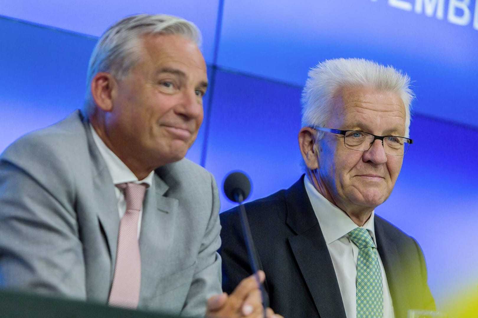 Thomas Strobl (l., CDU) und Winfried Kretschmann (Grüne): Dem Innenminister und dem Minsterpräsidenten von Baden-Württemberg droht Zwangshaft. (Archivfoto)