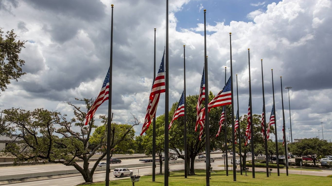 Flaggen auf Halbmast in Houston: Nur knapp ist ein weiteres Massaker in den USA verhindert worden. (Symbolfoto)