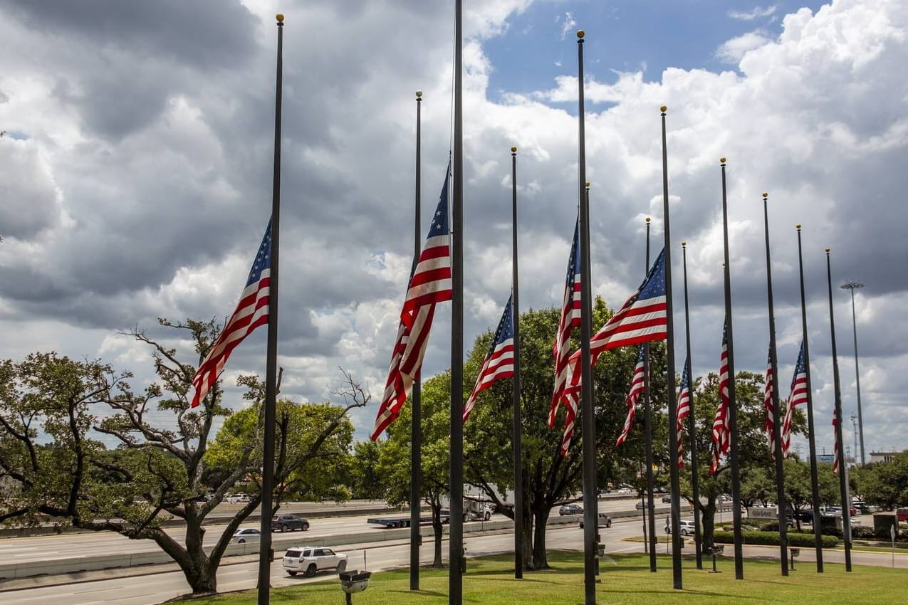 Flaggen auf Halbmast in Houston: Nur knapp ist ein weiteres Massaker in den USA verhindert worden. (Symbolfoto)