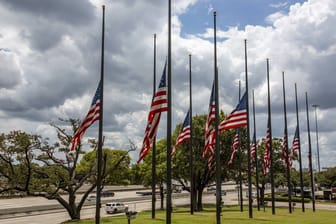 Flaggen auf Halbmast in Houston: Nur knapp ist ein weiteres Massaker in den USA verhindert worden. (Symbolfoto)