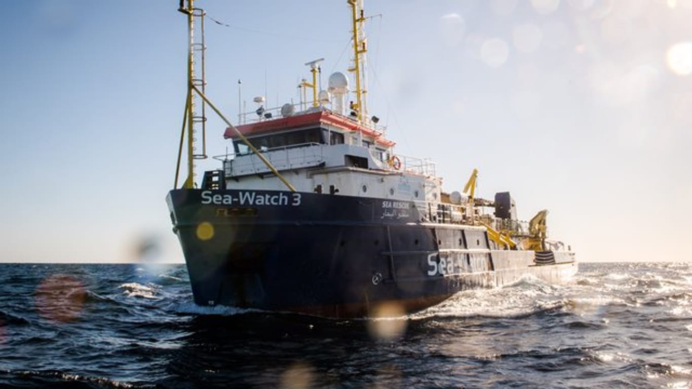 Die "Sea-Watch 3" liegt derzeit in Sizilien an der Kette, nachdem Kapitänin Carola Rackete es unerlaubt nach Italien gesteuert hatte.