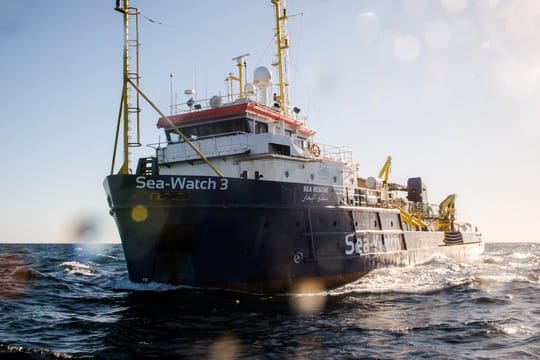 Die "Sea-Watch 3" liegt derzeit in Sizilien an der Kette, nachdem Kapitänin Carola Rackete es unerlaubt nach Italien gesteuert hatte.