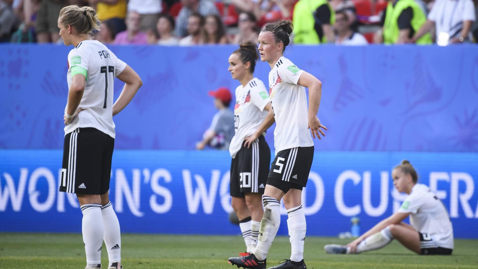 Nationalspielerin Marina Hegering (2.v.r.) nach dem WM-Aus gegen Schweden mit ihren Mitspielerinnen Alexandra Popp (l.), Lina Magull (m.) und Giulia Gwinn (r.).