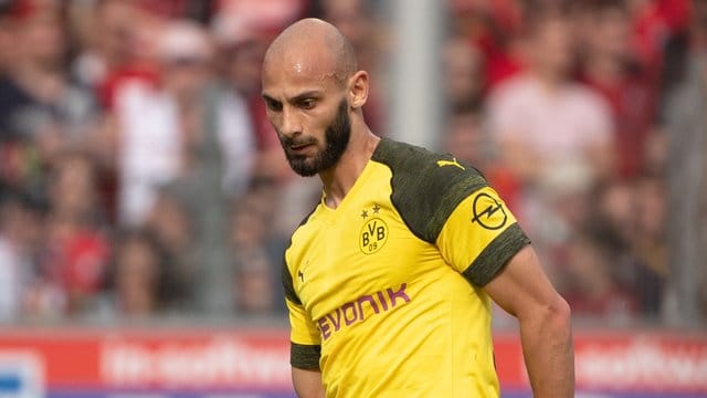 Werder Bremen soll Interessa an Abwehrspieler Ömer Toprak von Borussia Dortmund haben. Werder Bremen soll Interessa an Abwehrspieler Ömer Toprak von Borussia Dortmund haben.