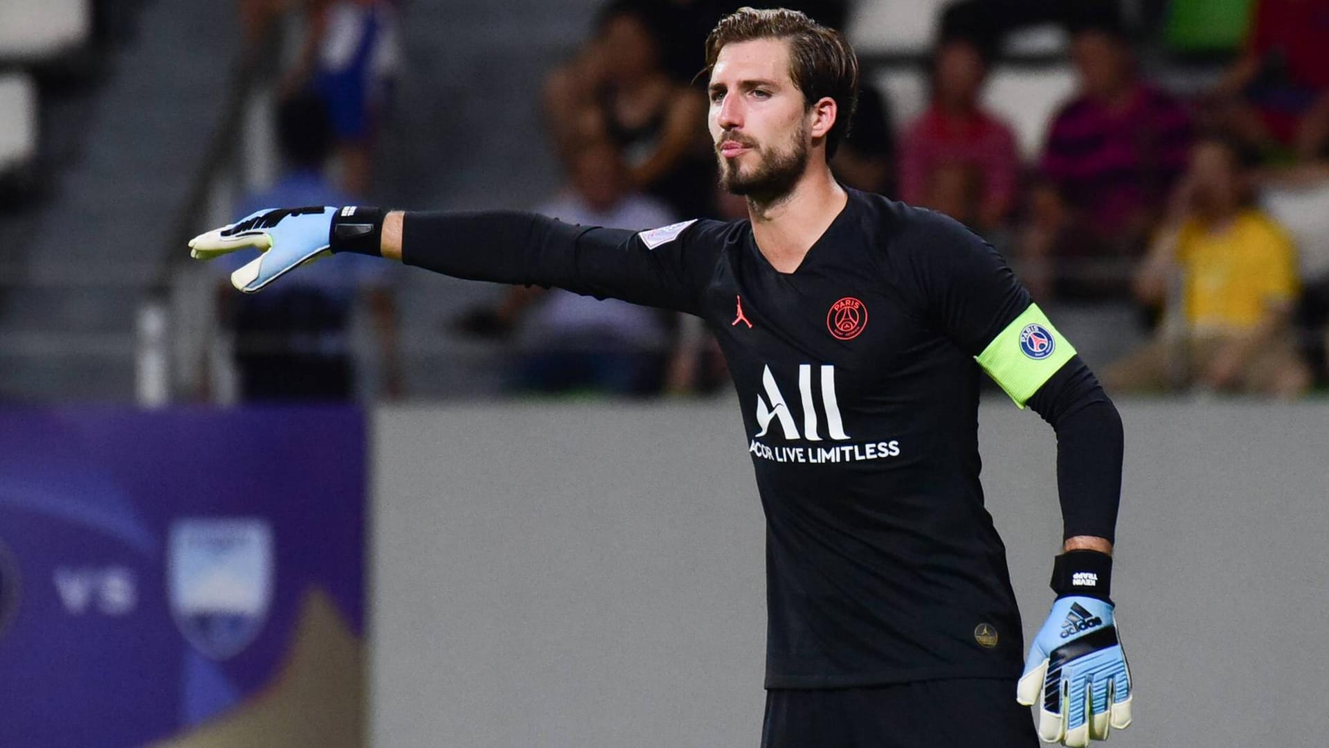 Blick nach Frankfurt? Kevin Trapp könnte nicht mehr lange das PSG-Trikot tragen. Blick nach Frankfurt? Kevin Trapp könnte nicht mehr lange das PSG-Trikot tragen.