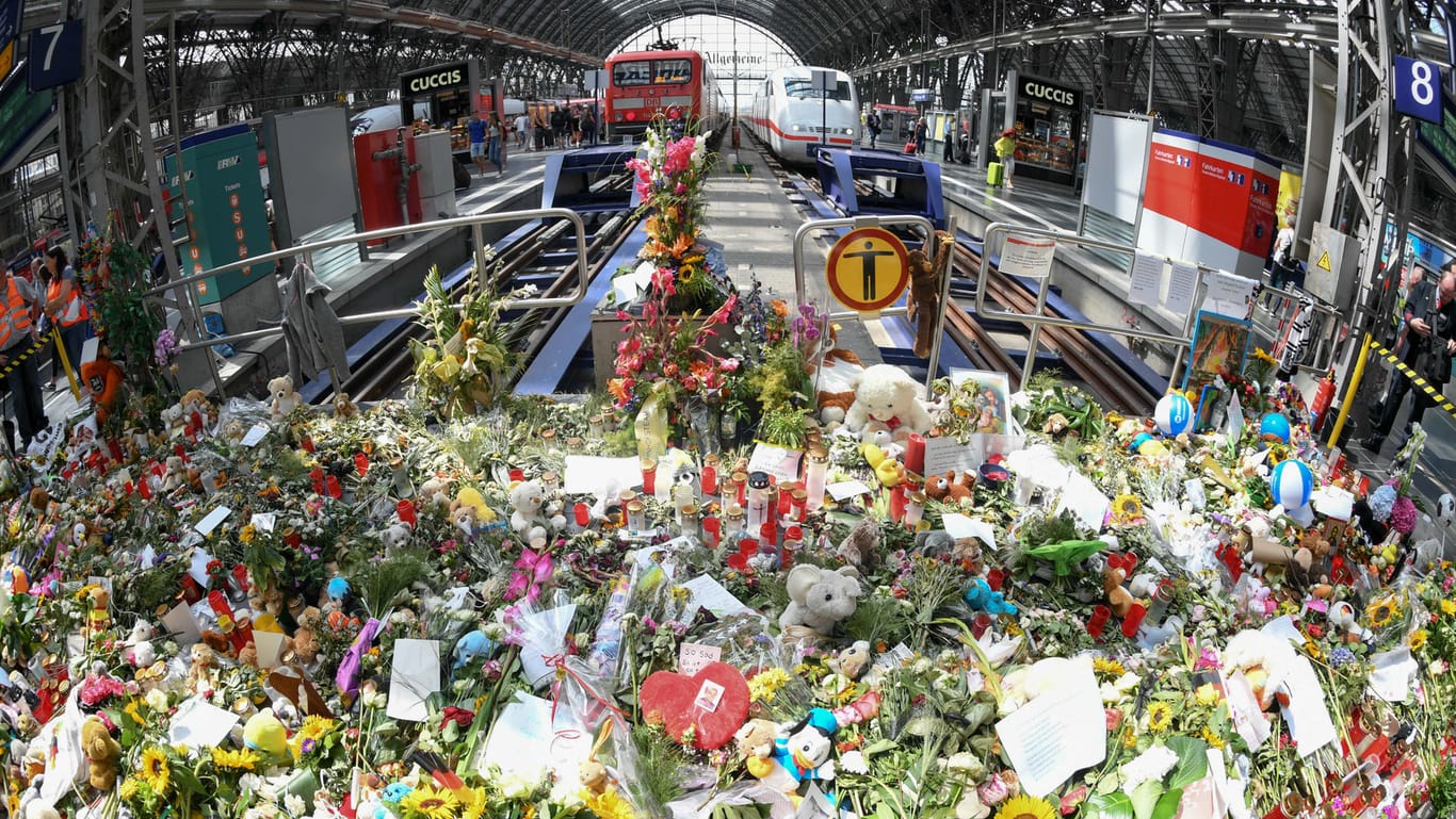 Blumen, Kuscheltiere und Karten am Tatort im Frankfurter Hauptbahnhof: Die Eltern des getöteten Jungen haben die Bilder gesehen und sind gerührt, sagt ihr Anwalt.