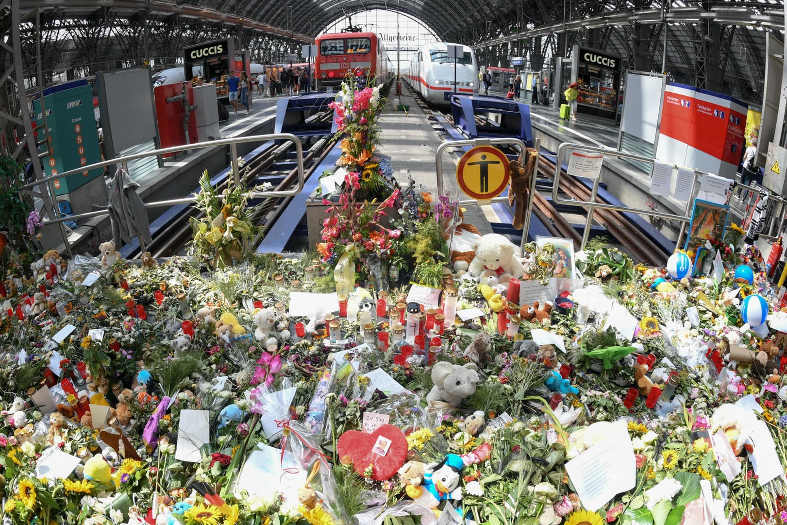 Blumen, Kuscheltiere und Karten am Tatort im Frankfurter Hauptbahnhof: Die Eltern des getöteten Jungen haben die Bilder gesehen und sind gerührt, sagt ihr Anwalt.