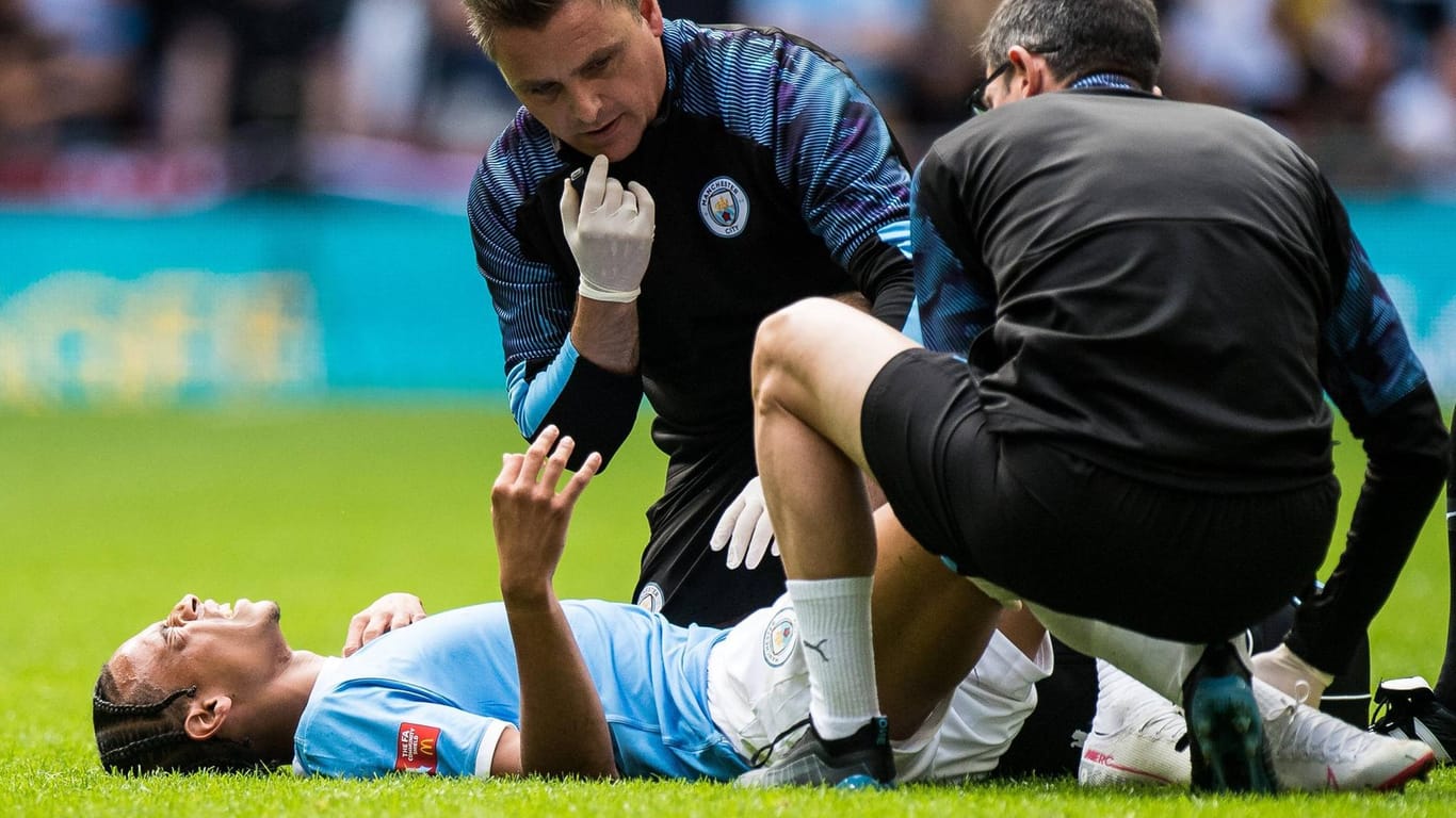 Schreckmoment: Sané wird im Community Shield gegen Liverpool von den City-Ärzten behandelt.