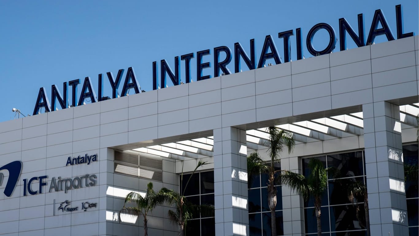 Der internationale Flughafen von Antalya: Dort wurde der 36-Jährige aus Hessen bei seiner Einreise Ende Juli festgesetzt. (Symbolbild)