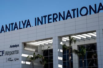 Der internationale Flughafen von Antalya: Dort wurde der 36-Jährige aus Hessen bei seiner Einreise Ende Juli festgesetzt. (Symbolbild)