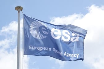 Eine Flagge mit dem Logo der Europäischen Weltraumorganisation Esa.