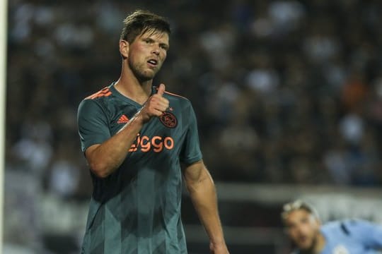 Klaas-Jan Huntelaar feiert seinen Treffer zum 2:2-Ausgleich für Ajax Amsterdam.
