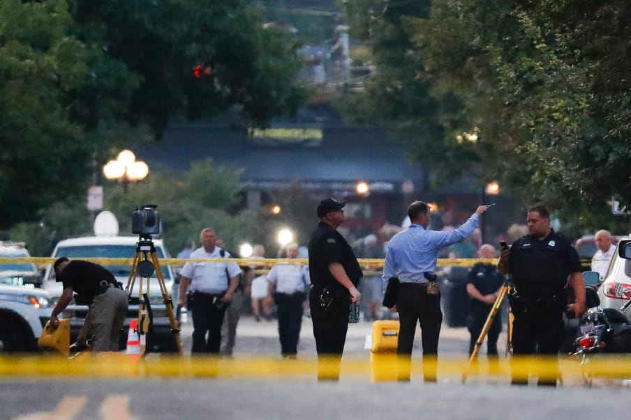 Ermittler arbeiten am Tatort in Dayton: Ein 26-Jähriger erschoss am Samstag neun Menschen in Ohio.
