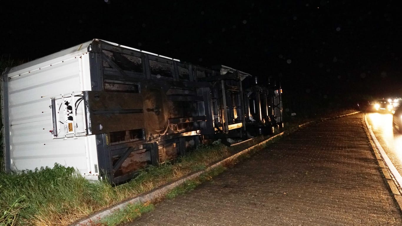 Ein umgekippter LKW-Anhänger liegt neben einer Straße bei Schwieberdingen im Landkreis Ludwigsburg: Bei heftigen Unwettern kam es zu mehreren Unfällen.