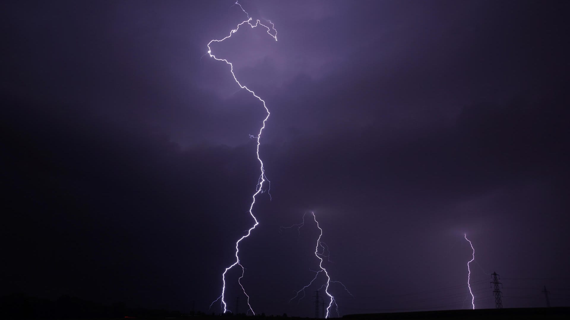 Baden-Württemberg, Schwieberdingen: Blitze sind bei einem Unwetter zu sehen.