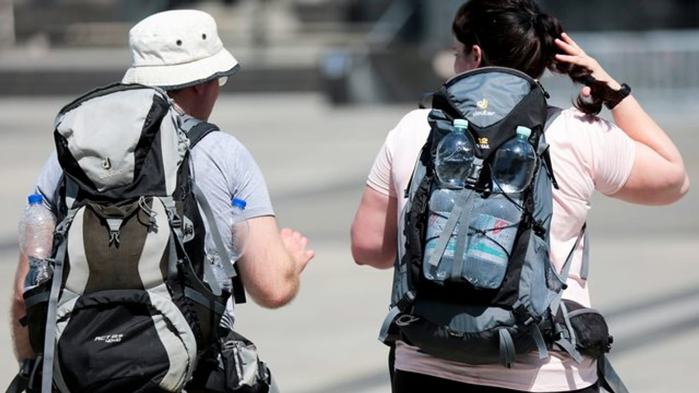 Rat der Orthopädin: Ein Rucksack ist zu empfehlen, weil er symmetrisch getragen wird und keine einseitigen Belastungen verursacht.