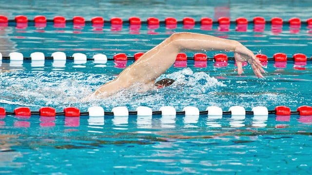 Schwimmen schont die Gelenke, Sehnen und Bänder.