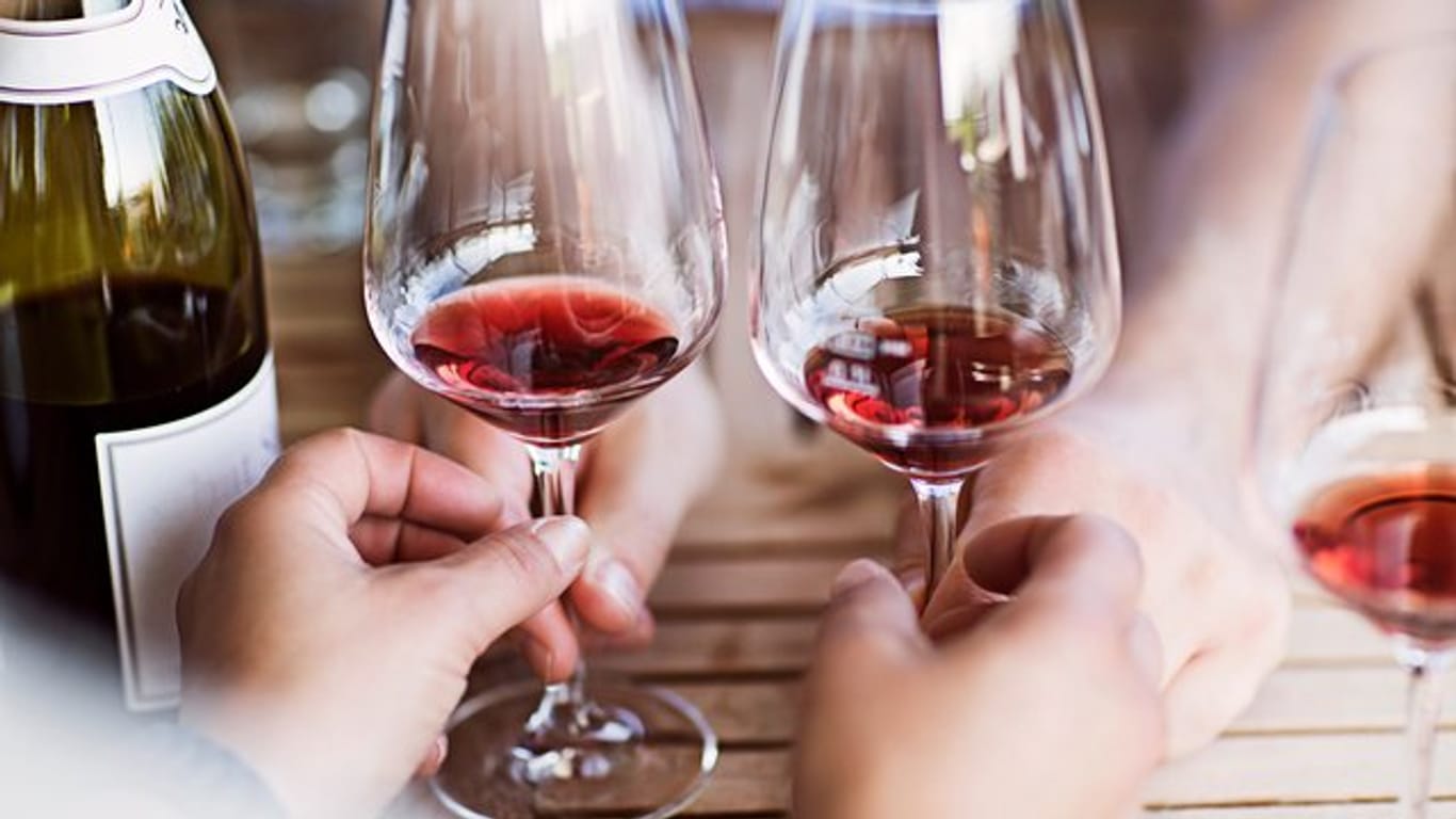 Gläser mit Rotwein: Zu den Rotweinen, die mehr Potenzial zum Blaufärben von Lippen und Zähnen haben, zählen Merlot, Dornfelder und Lemberger.