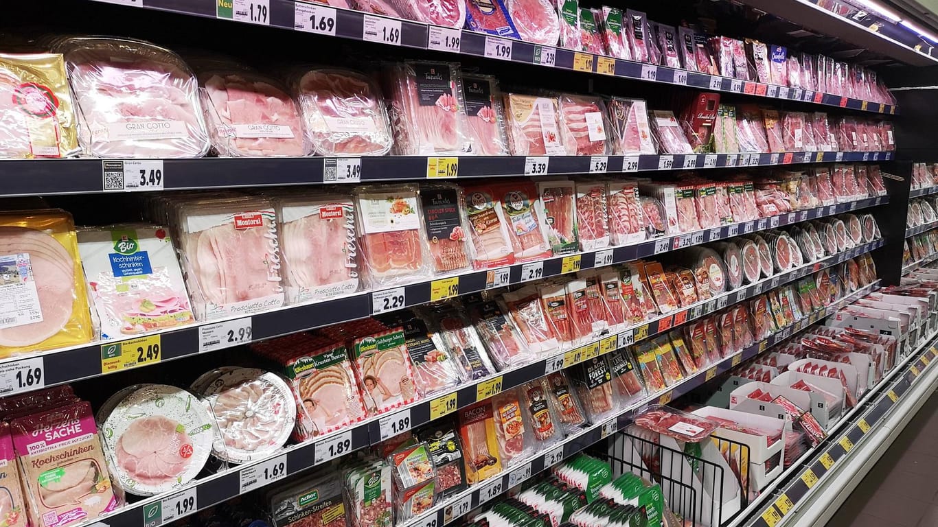 Fleischregal in einem Supermarkt: Sollte es eine Mehrwertsteuer auf Fleisch geben?