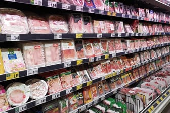 Fleischregal in einem Supermarkt: Sollte es eine Mehrwertsteuer auf Fleisch geben?