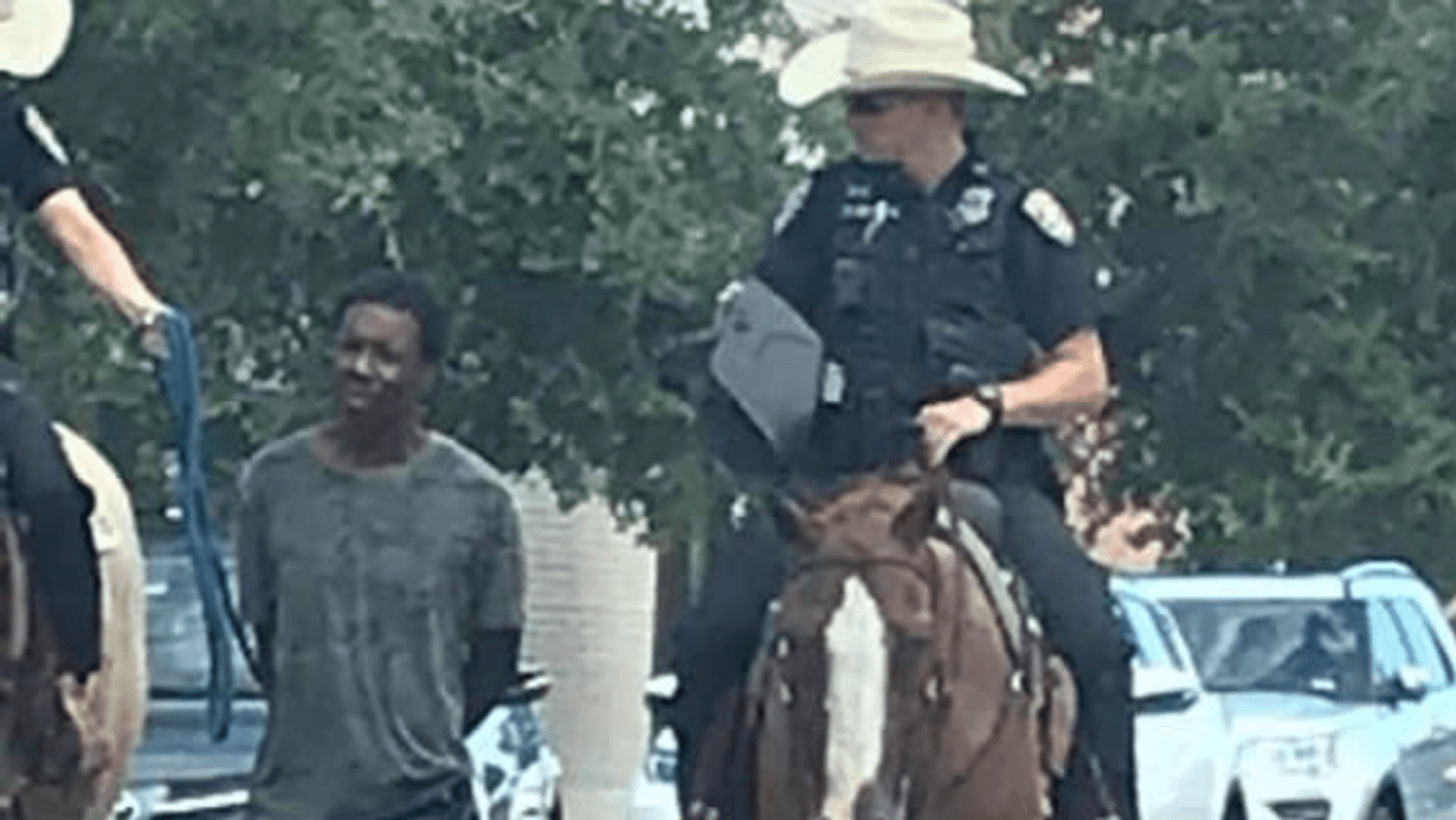 US-Polizisten führen einen Mann in Texas an einem Strick ab: Dieses Foto hat in den USA für Wirbel gesorgt.