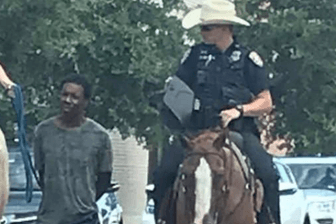US-Polizisten führen einen Mann in Texas an einem Strick ab: Dieses Foto hat in den USA für Wirbel gesorgt.