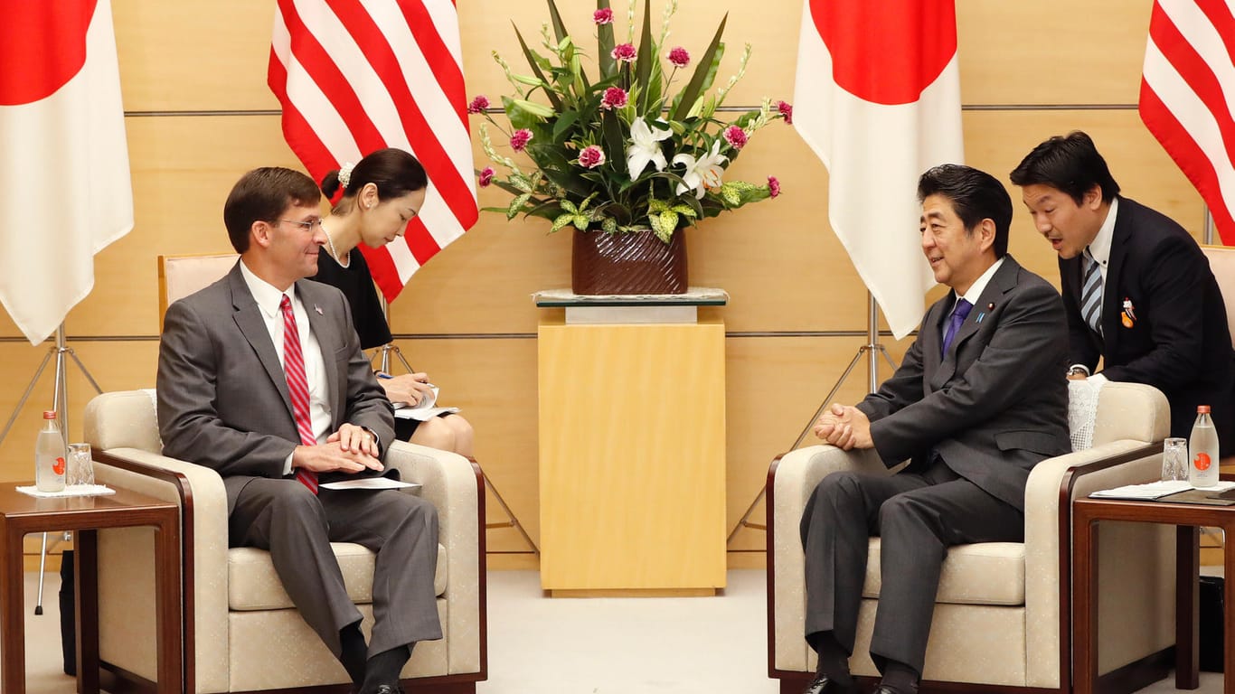 Shinzo Abe (2.v.r), Premierminister von Japan, empfängt Mark Esper (l), Verteidigungsminister der USA, in seinem Amtssitz in der japanischen Hauptstadt.