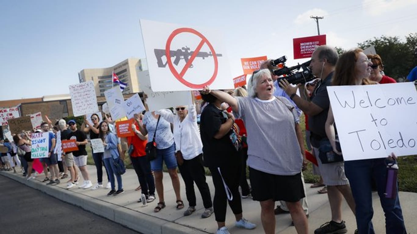 Demonstranten in Dayton fordern ein schärferes Waffenrecht.