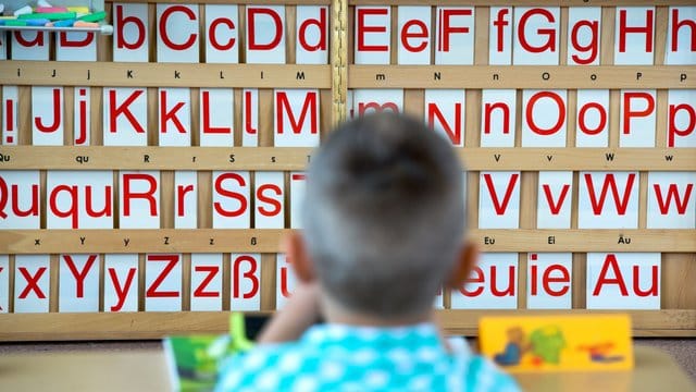 Linnemanns Vorschlag, Kinder mit schlechten Deutschkenntnissen notfalls später einzuschulen, steht weiter in der Kritik.