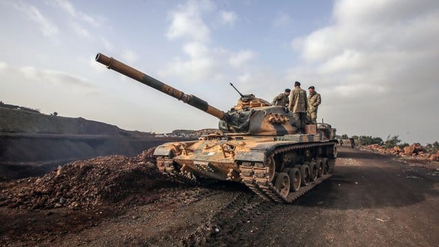 Ein Panzer der türkischen Armee steht im Norden Syriens.