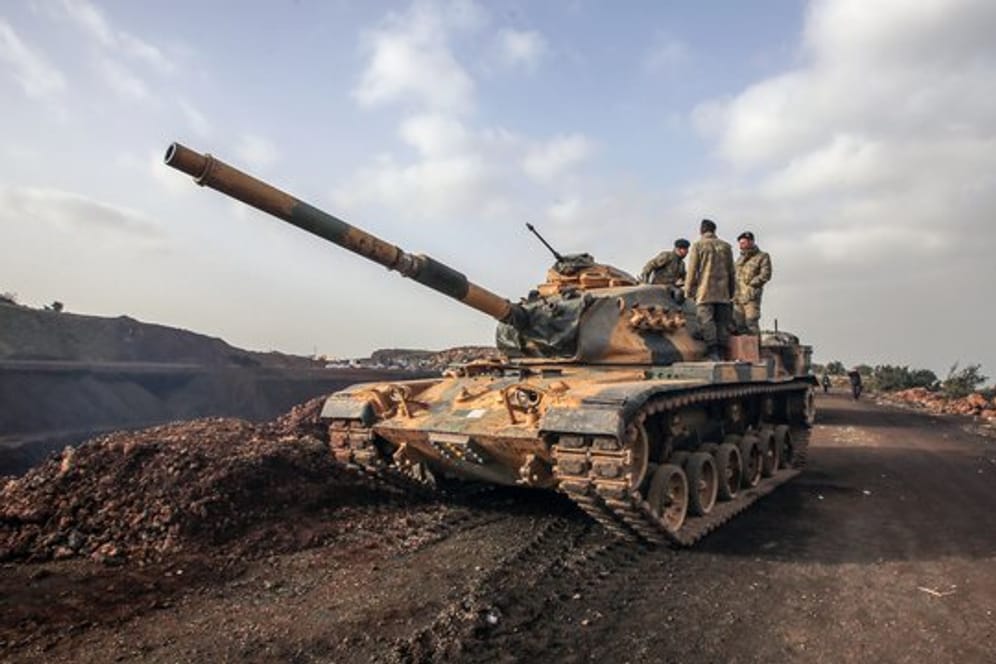 Ein Panzer der türkischen Armee steht im Norden Syriens.