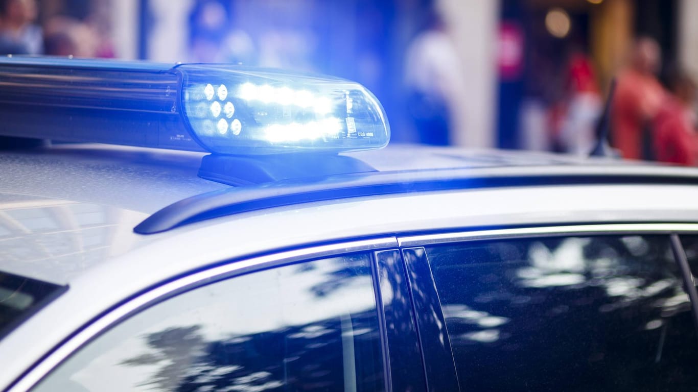 Blaulicht der Polizei: Auf den Kölner Ringen ist eine U18-Party ausgeartet.