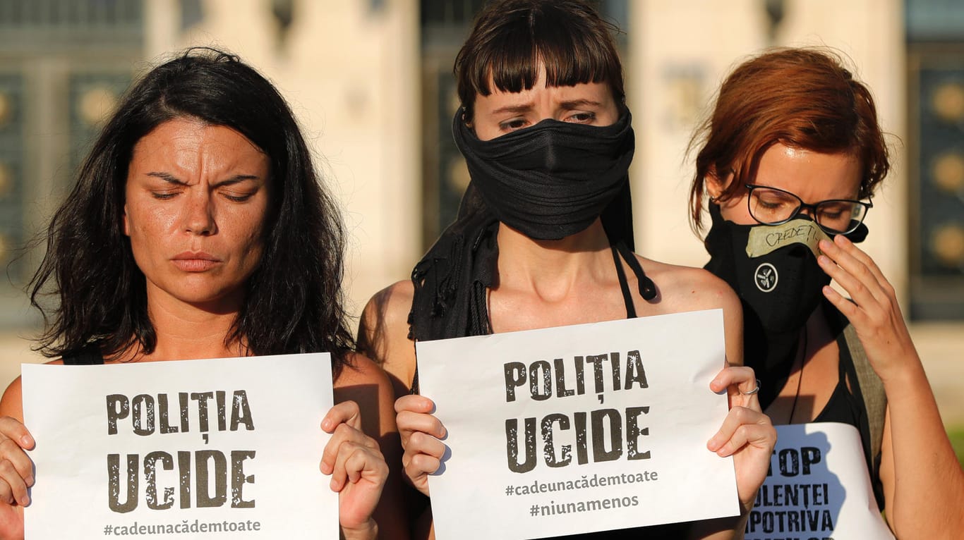 Frauen halten in Andenken an die ermordeten Mädchen Zettel mit der Aufschrift "Polizei mordet" und "Stop Gewalt gegen Frauen": Der Fall löste Erschrecken und Empörung aus. (Archivbild)