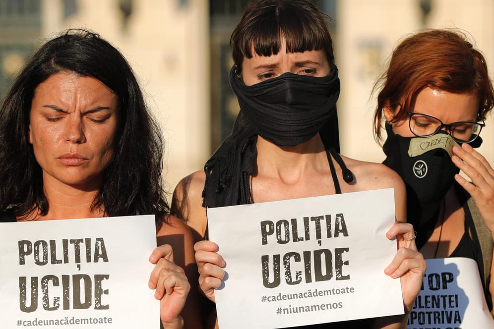 Frauen halten in Andenken an die ermordeten Mädchen Zettel mit der Aufschrift "Polizei mordet" und "Stop Gewalt gegen Frauen": Der Fall löste Erschrecken und Empörung aus. (Archivbild)