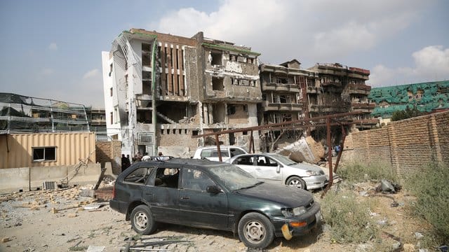 Bei einem erneuten Autobomben-Anschlag sind mindestens 95 Menschen in Kabul verletzt worden. Bei einem erneuten Autobomben-Anschlag sind mindestens 95 Menschen in Kabul verletzt worden.