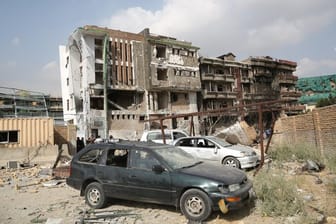 Bei einem erneuten Autobomben-Anschlag sind mindestens 95 Menschen in Kabul verletzt worden.