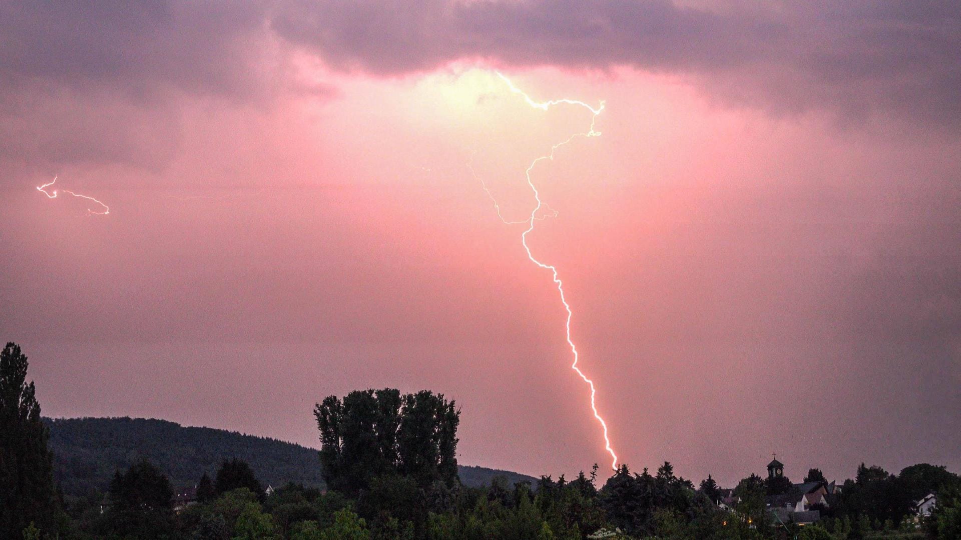 Mehrere Blitzschläge im Kreis Karlsruhe: Unwetter haben ein Chaos im Kreis angerichtet.