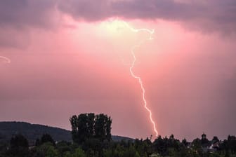 Mehrere Blitzschläge im Kreis Karlsruhe: Unwetter haben ein Chaos im Kreis angerichtet.