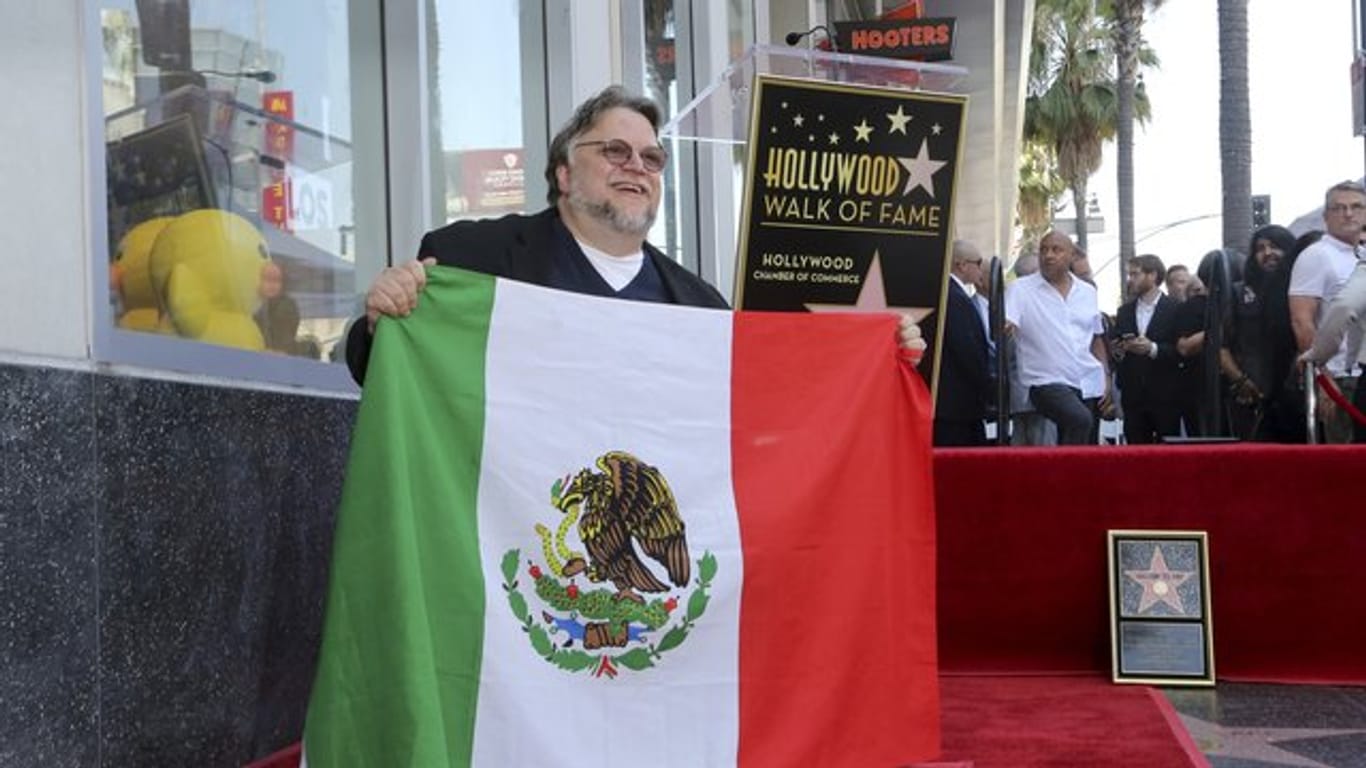 Guillermo del Toro mit der mexikanischen Flagge vor seinem Stern am Hollywood Walk of Fame.