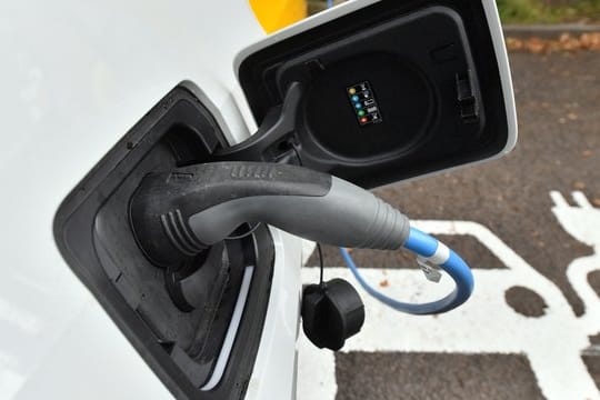 Ein Elektroauto lädt an einer Ladestation.