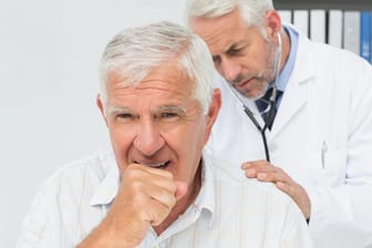 Ein Arzt untersucht einen Mann: Der Beginn einer chronisch-obstruktiven Lungenerkrankung ist oft eine chronische Bronchitis.