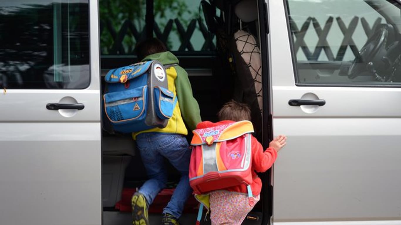 Eltern müssen alle Kinder, die sie im Auto zur Schule bringen, vorschriftsmäßig sichern - auch auf kurzen Strecken.