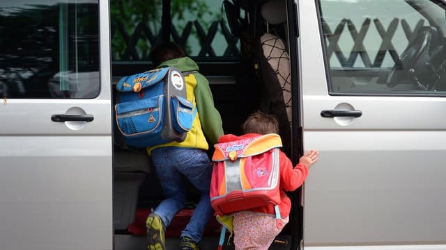 Eltern müssen alle Kinder, die sie im Auto zur Schule bringen, vorschriftsmäßig sichern - auch auf kurzen Strecken. Eltern müssen alle Kinder, die sie im Auto zur Schule bringen, vorschriftsmäßig sichern - auch auf kurzen Strecken.